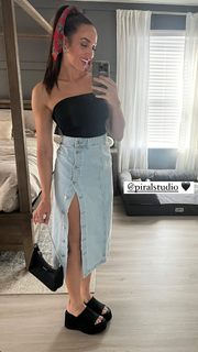 Chelsea Green feet photo thumbnail