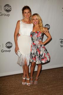 Hayden Panettiere feet photo thumbnail