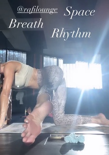 Brooke Burke feet photo thumbnail