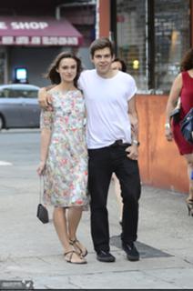 Keira Knightley feet photo thumbnail