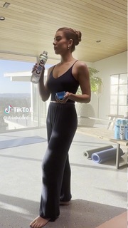 Hailee Steinfeld feet photo thumbnail