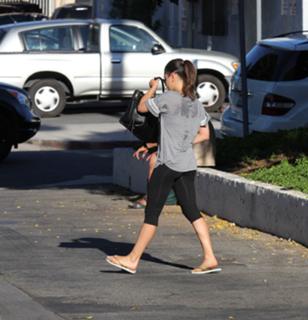 Mila Kunis feet photo thumbnail