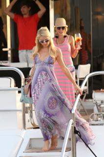Paris Hilton feet photo thumbnail