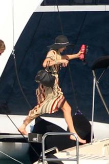Paris Hilton feet photo thumbnail