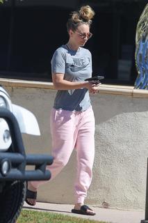 Kaley Cuoco feet photo thumbnail