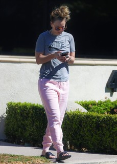 Kaley Cuoco feet photo thumbnail
