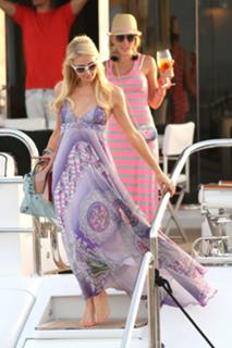 Paris Hilton feet photo thumbnail