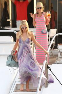 Paris Hilton feet photo thumbnail