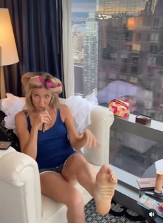 Debbie Gibson feet photo thumbnail