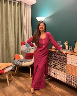 Anushka Sen feet photo thumbnail
