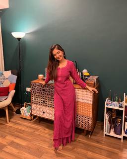 Anushka Sen feet photo thumbnail