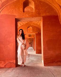 Karisma Kapoor feet photo thumbnail