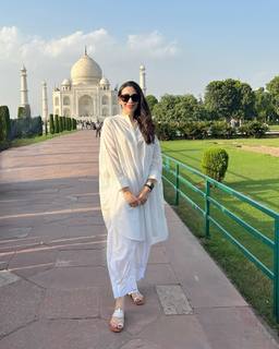 Karisma Kapoor feet photo thumbnail