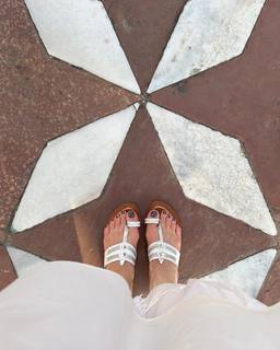 Karisma Kapoor feet photo thumbnail