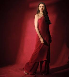 Aditi Rao Hydari feet photo thumbnail
