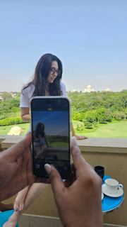 Karisma Kapoor feet photo thumbnail