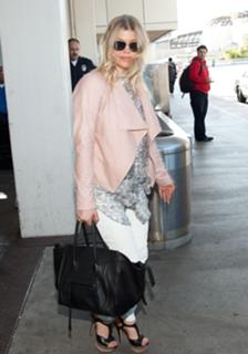 Fergie feet photo thumbnail