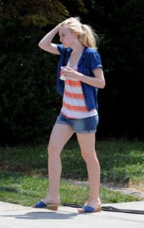 Dakota Fanning feet photo thumbnail