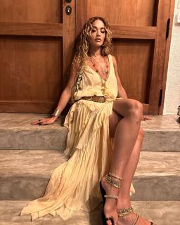 Rita Ora feet photo thumbnail