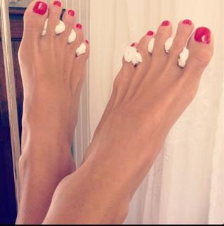 Angie Harmon feet photo thumbnail