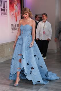 Taylor Swift feet photo thumbnail
