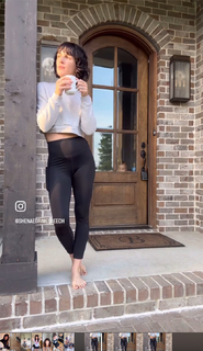 Shenae Grimes-Beech feet photo thumbnail