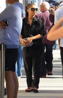 Halle Bailey feet photo thumbnail