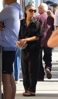 Halle Bailey feet photo thumbnail