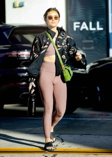 Lucy Hale feet photo thumbnail