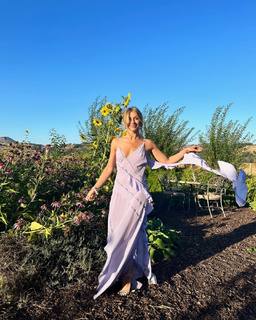 Julianne Hough feet photo thumbnail
