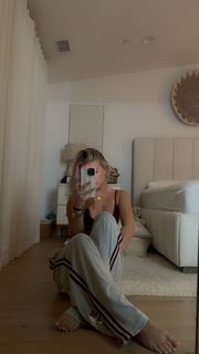 Katie Sigmond feet photo thumbnail