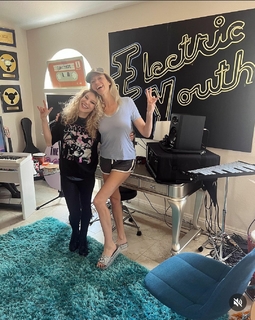 Debbie Gibson feet photo thumbnail