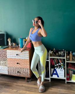 Anushka Sen feet photo thumbnail