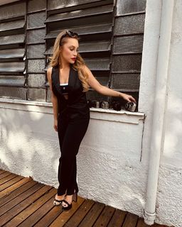 Carla Diaz feet photo thumbnail