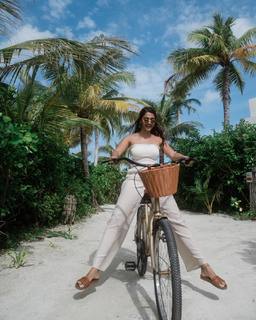 Pooja Hegde feet photo thumbnail