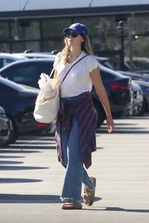 Elizabeth Olsen feet photo thumbnail