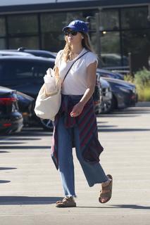 Elizabeth Olsen feet photo thumbnail