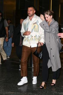 Taylor Swift feet photo thumbnail