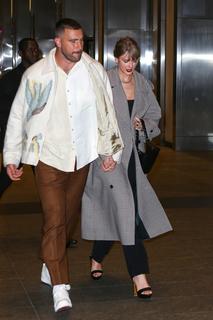 Taylor Swift feet photo thumbnail