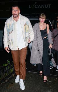 Taylor Swift feet photo thumbnail