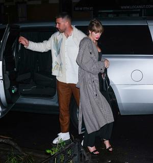 Taylor Swift feet photo thumbnail