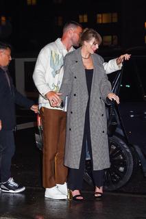 Taylor Swift feet photo thumbnail
