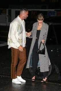 Taylor Swift feet photo thumbnail