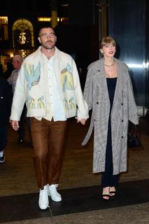 Taylor Swift feet photo thumbnail