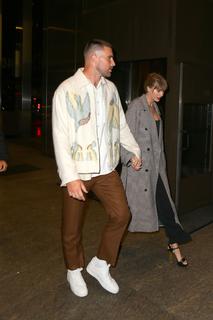 Taylor Swift feet photo thumbnail
