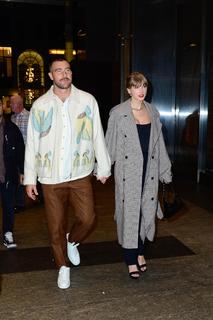 Taylor Swift feet photo thumbnail