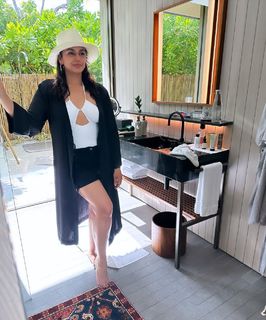 Huma Qureshi feet photo thumbnail
