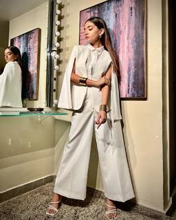 Anushka Sen feet photo thumbnail
