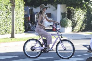 Alessandra Ambrosio feet photo thumbnail