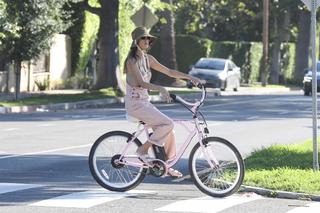 Alessandra Ambrosio feet photo thumbnail